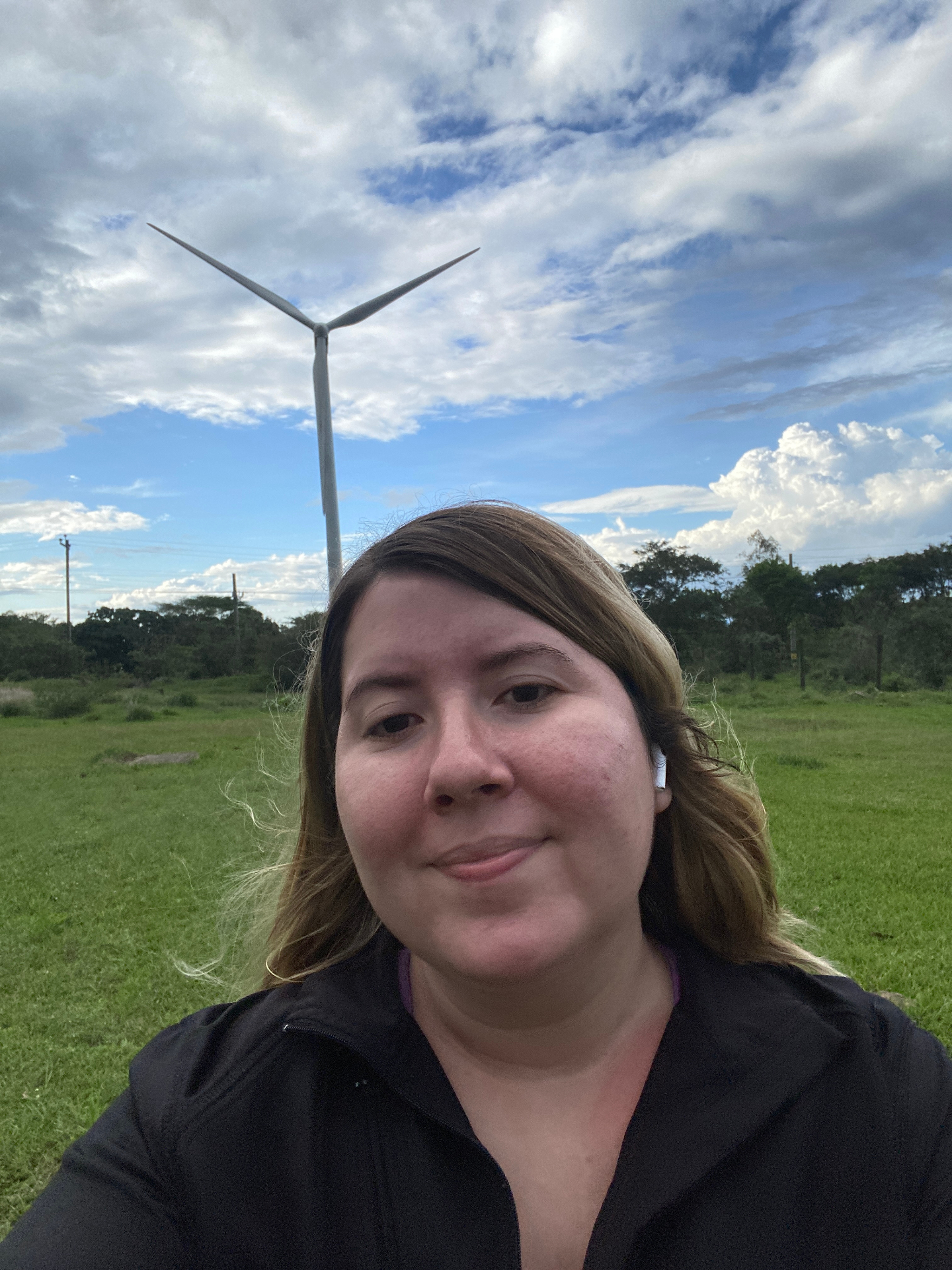 Gaby al aire libre con un molino de viento al fondo